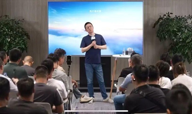 李斌遭老车主怒怼5分钟！五大灵魂拷问直戳蔚来痛点